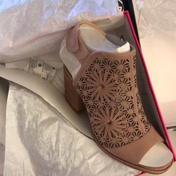 🌟HP🌟VINCE CAMUTO KALISON – LASER-CUT SANDAL - Picture 7 of 8